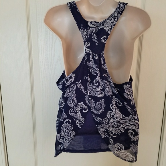 Sleeveless Top - Picture 2 of 3